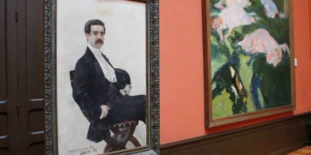 Vista de sala con 'Retrato de Don Juan Antonio García del Castillo', 1887, a la izquierda. Foto: Sonia Aguilera.