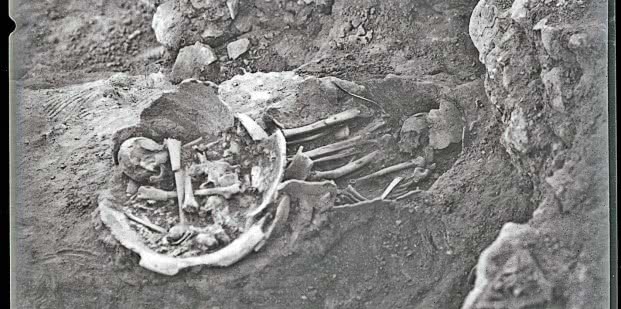 El MAN saca a la luz las fotografías de los yacimientos de T Tumbas-2-y-3-de-inhumación-en-urna-en-La-Bastida.-1950_Archivo-MAN-621x309