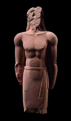 i-estatua-de-hombre-rota-a-la-altura-de-las-rodillas-i-siglo-iv-iii-a-c-arenisca-roja-al-ula