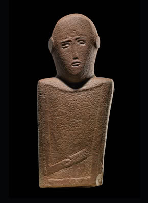 i-estela-antropomorfa-i-iv-milenio-a-c-57-cm-x-27-cm-el-maakir-qaryat-al-kaafa-cerca-de-ha-il-riyad-musee-national
