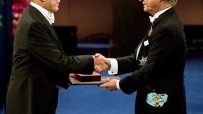 vargas_llosa_recibe_nobel