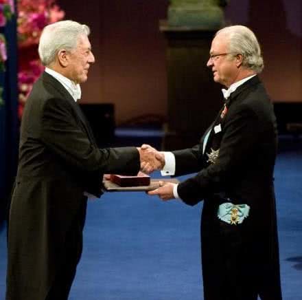 vargas_llosa_recibe_nobel