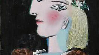 MARIE_THERESE_AVEC_UNE_GUIRLANDE