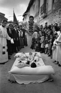 i-el-colacho-castrillo-de-murcia-i-1975-copy-cristina-garcia-rodero-magnum-photos-contacto