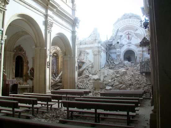 Iglesia_de_Santiago_tras_el_terremoto_de_Lorca