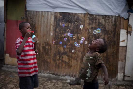 dos-ninos-juegan-con-burbujas-de-jabon-en-el-campo-de-refugiados-donde-viven-conjuntamente-con-otras-personas-afectadas-por-e