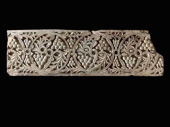 friso-con-uvas-monasterio-de-bauit-iglesia-sur-siglos-vi-viii-caliza-decoracion-esculpida-copy-2011-musee-du-louvre-g