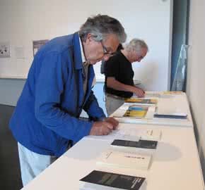 Antoni_Muntadas_i_Enric_Franch_durant_el_muntatge_de_Between_the_Frames_The_Forum_al_MACBA_2011