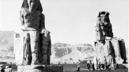 Los Colosos de Memnon. Anónimo. Colección Egipto 1930. Fundación Sophia.