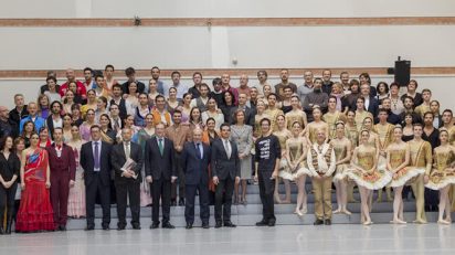 Imagen de grupo de doña Sofía junto a los integrantes (personal y bailarines) del Ballet Nacional de España y la Compañía Nacional de Danza.