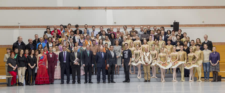 Imagen de grupo de doña Sofía junto a los integrantes (personal y bailarines) del Ballet Nacional de España y la Compañía Nacional de Danza.