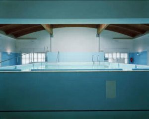 Lynne Cohen. Spa, 2000. © Lynne Cohen, Cortesía Olga Korper Gallery, Toronto.