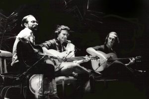 Al Di Meola, John McLaughlin y Paco de Lucía durante una actuación en Barcelona en los años 80. (Foto: Wikipedia)