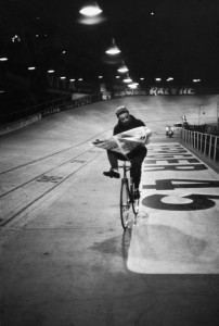 Henri Cartier-Bresson. Course cycliste "Les 6 jours de Paris". Vélodrome d'Hiver, París.