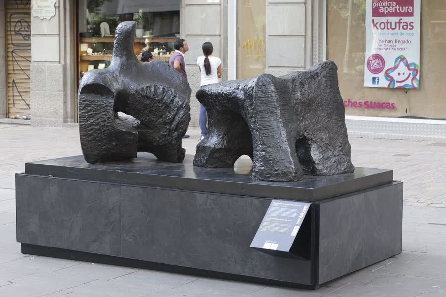 Figura reclinada en dos piezas núm. 2, 1960. Edición en bronce de 7 + 1. Longitud: 259 cm. Firma: grabada Moore, 0/7. Fundación Henry Moore: donación del artista en 1977.