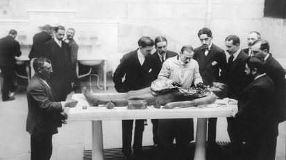 El doctor Gustavo Pittaluga practicando una autopsia en presencia, entre otros de Teófilo Hernando y Gregorio Marañón, hacia 1910. Fundación José Ortega y Gasset-Gregorio Marañón, Madrid