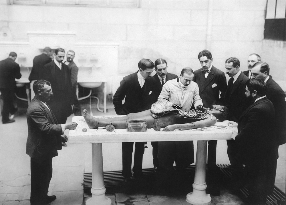 El doctor Gustavo Pittaluga practicando una autopsia en presencia, entre otros de Teófilo Hernando y Gregorio Marañón, hacia 1910. Fundación José Ortega y Gasset-Gregorio Marañón, Madrid
