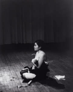 Pieza corte (Cut Piece), 1965. Performance interpretada por Yoko Ono. Carnegie Recital Hall, Nueva York, 21 de marzo, 1965. Foto de Minoru Niizuma. Cortesía de Yoko Ono.