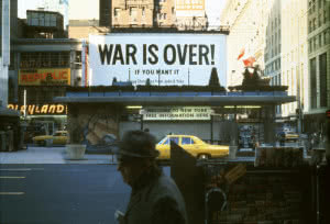 Yoko Ono y John Lennon. ¡La guerra ha terminado! (War Is Over!), 1969. Valla publicitaria instalada en Times Square, Nueva York. © Yoko Ono.