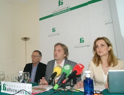 Enrique Bustamante, Fernando Rueda y Patricia Corredor durante la presentación del informe.