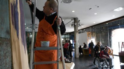 Proyecto de artes plásticas con personas con discapacidad intelectual. Asociación Debajo del Sombrero. Fotografía de Teresa Isasi.