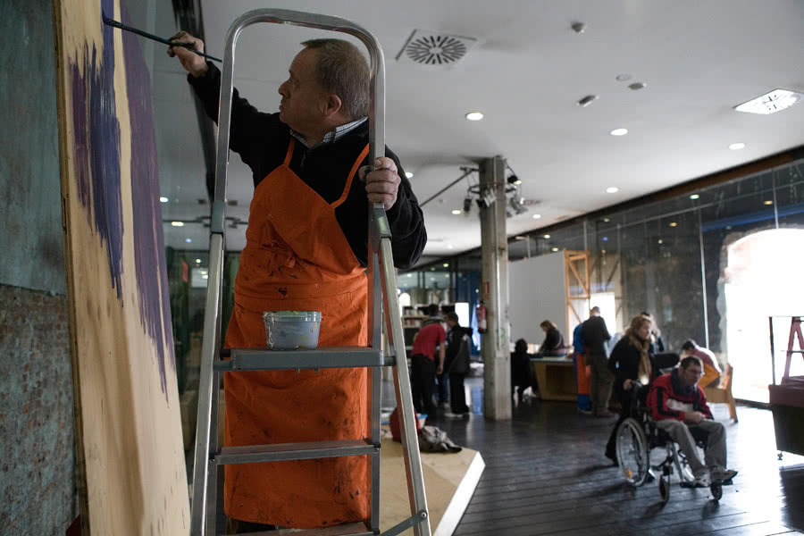 Proyecto de artes plásticas con personas con discapacidad intelectual. Asociación Debajo del Sombrero. Fotografía de Teresa Isasi.