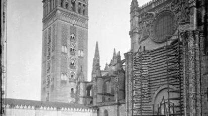 Vista de la Giralda desde el Patio de los Naranjos (Sevilla), ca. 1866.
