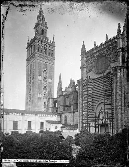Vista de la Giralda desde el Patio de los Naranjos (Sevilla), ca. 1866.