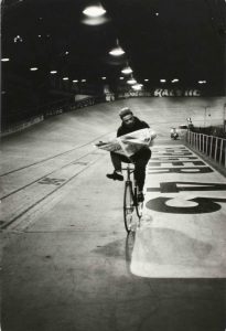 Carrera ciclista «Los Seis Días de París», velódromo de invierno, París, Francia, noviembre 1957. Gelatina de plata, copia realizada en los años 80-90. Colección Fundación Henri Cartier-Bresson, París. © Henri Cartier-Bresson/Magnum Photos, cortesía Fundación Henri Cartier-Bresson.