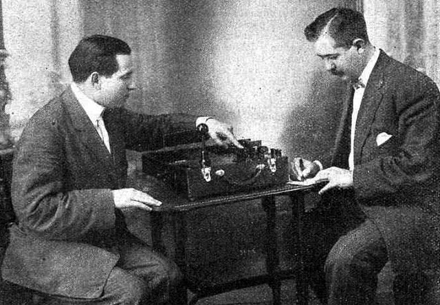 Mónico Sánchez, a la izquierda, con su máquina de rayos X.