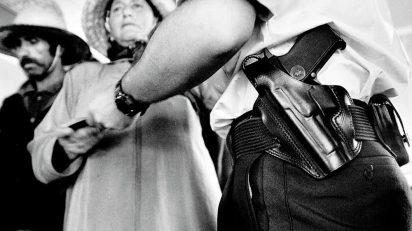 Control de pasaportes en la frontera hispano-marroquí de Ceuta. Proyecto de Matías Costa. FotoPres 2003.