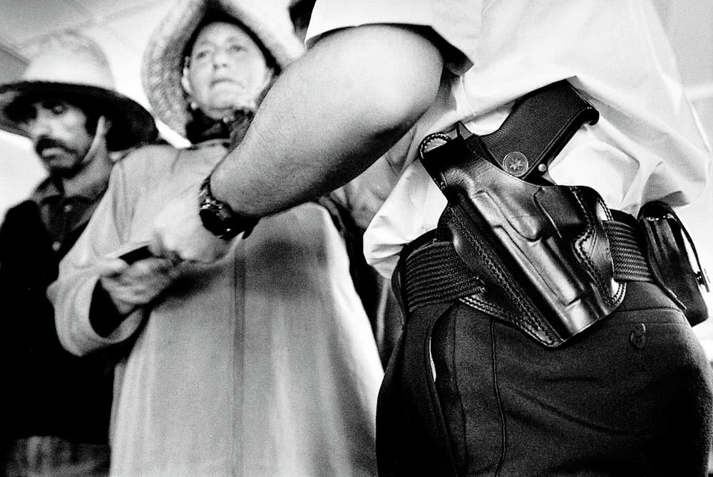 Control de pasaportes en la frontera hispano-marroquí de Ceuta. Proyecto de Matías Costa. FotoPres 2003.