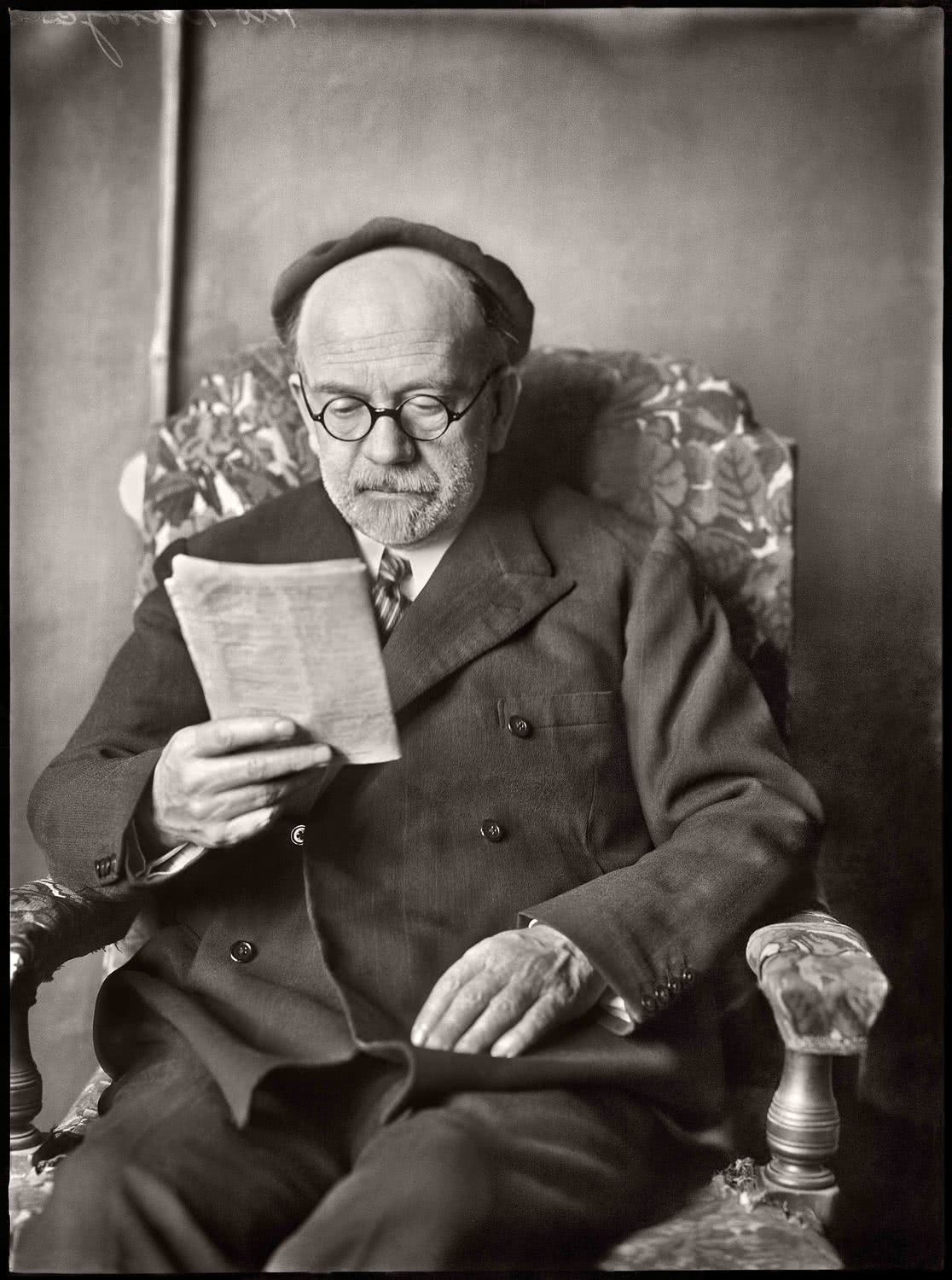 MORENO. Don Pío Baroja retratado leyendo en estudio del pintor Echevarría. Hacia 1930. (Fototeca del Instituto del Patrimonio Cultural de España, MECD)