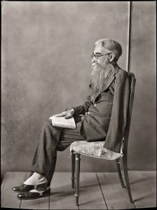 MORENO. Don Ramón del Valle Inclán en el estudio del pintor Echevarría. Hacia 1930. (Fototeca del Instituto del Patrimonio Cultural de España, MECD)