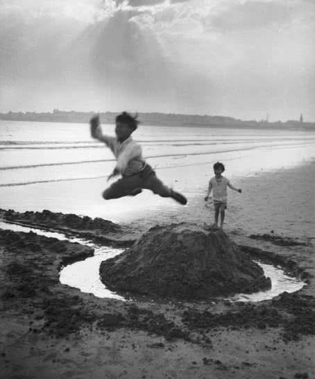 Gérard Willemetz y Dani. Royan, 1926. JH Lartigue. Ministère de la Culture, France. AAJHL. Dichroma Photography.
