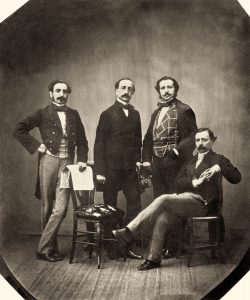 Miembros de la redacción de “La Iberia”. De izquierda a derecha: Pedro Calvo Asensio, Francisco Montemar, Ángel Fernández de los Ríos y Práxedes M. Sagasta. (Biblioteca Nacional de España)