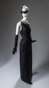 Hubert de Givenchy. Vestido de noche recto en satén negro. Diseñado para Audrey Hepburn en la película 'Desayuno con diamantes'. 1961.