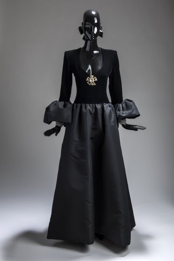 Hubert de Givenchy. Vestido de noche negro, con cuerpo en terciopelo y falda en faya a juego con los volantes de los puños. 1993.