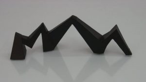 Mathias Goeritz, La serpiente de El Eco, variante, s/f. Cartón ensamblado y policromado, 11,5 x 32 x 9,5 cm. Cortesía de La Caja Negra.