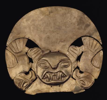 Corona con rostro de felino y guacamayos, mochica. Época Auge (1-800 d. C.). Museo Larco Herrera, Perú. © Archivo Museo Larco Herrera.