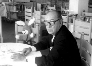 Juan Carlos Onetti con Harvey, en referencia al conejo de la película del mismo nombre. En el film, Harvey, de 1950, a su protagonista, James Stewart, se le aparecía el conejo que llevaba este nombre. México, 1980. Foto: Dolly Onetti