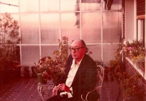 Juan Carlos Onetti al atardecer, sentado en su terraza de Avenida de América, 31, Madrid. Ca. 1985. Foto: Dolly Onetti