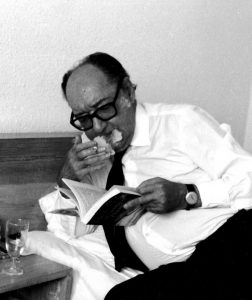 Juan Carlos Onetti en una cama de hotel. Foto: Dolly Onetti