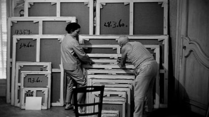 David Douglas Duncan. Picasso firmando sus obras, 1960.