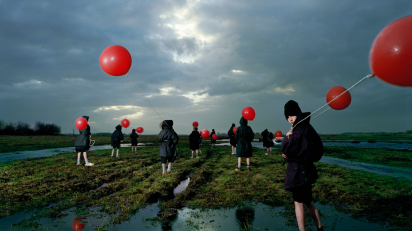 Ellen Kooi. Houtwielen - ballonnen. 1997. 110 x 146 cm.
