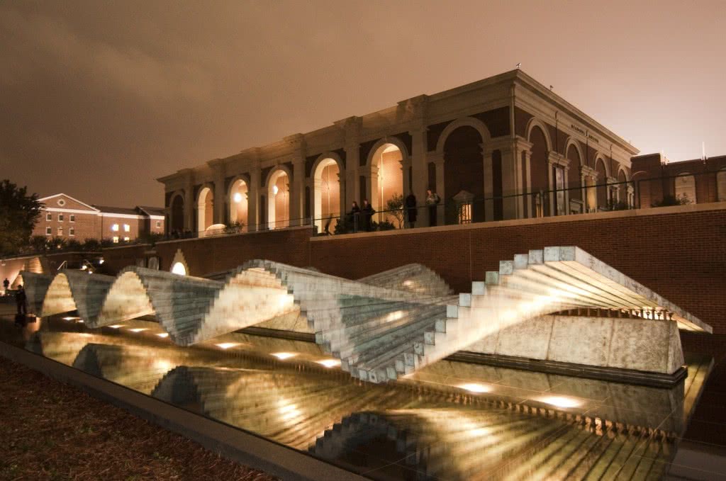 Meadows Museum. Fachada con la obra de Santiago de Calatrava, Wave, 2002