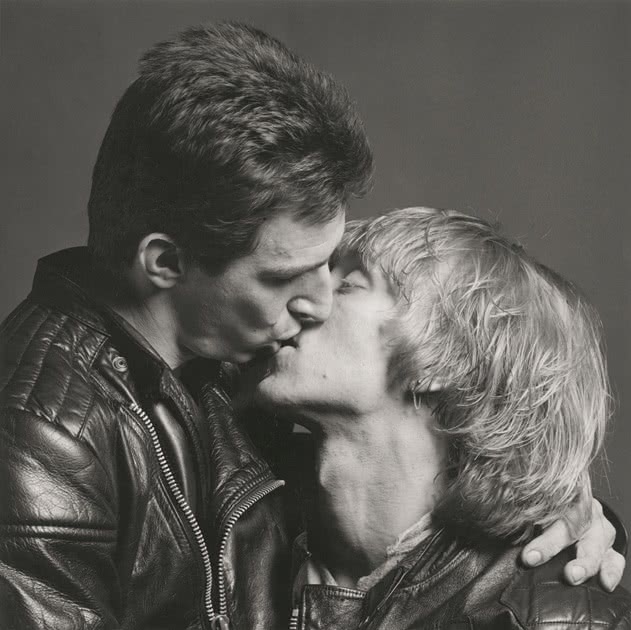 Robert Mapplethorpe. Larry & Bobby kissing, 1979