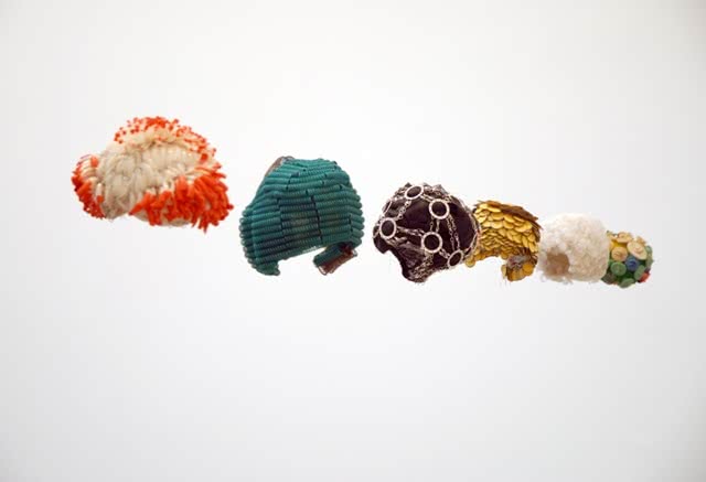 Mujeres sobre zapatos de plataforma 1992. Instalación: seis pelucas diseñadas por la artista y seis pares de zapatos de los años setenta. 185 x 332 x 29 cm. Colección "la Caixa" de Arte Contemporáneo.