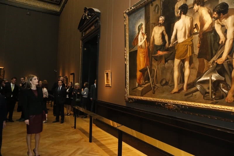 Doña Letizia durante el recorrido por la exposición 'Velázquez'.