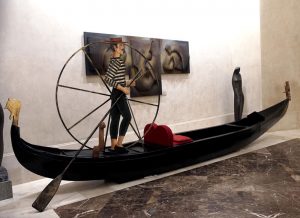 Góndola veneciana. Madera pintada y hierro. Producción: 'Les contes d'Hoffman' (2006). Precio de salida: 390 euros. (Foto: Teatro Real)